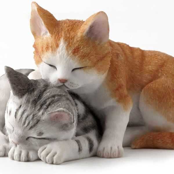 Realistic Snuggling Cats Soothing Resin Ornament