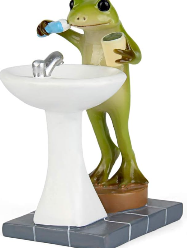 Whimsical Frog Brushing Teeth Creative Resin Tabletop Ornament